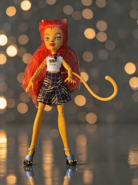 Monster High Doll Toralei Stripe G3 Mattel Shadow High Uma Shoes Orange Cat Girl
